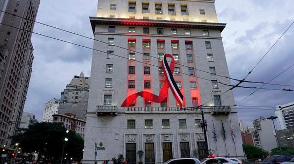 Laço exibido no prédio da prefeitura de São Paulo (SP) simboliza a conscientização contra o HIV — Foto: Getty Images/via BBC