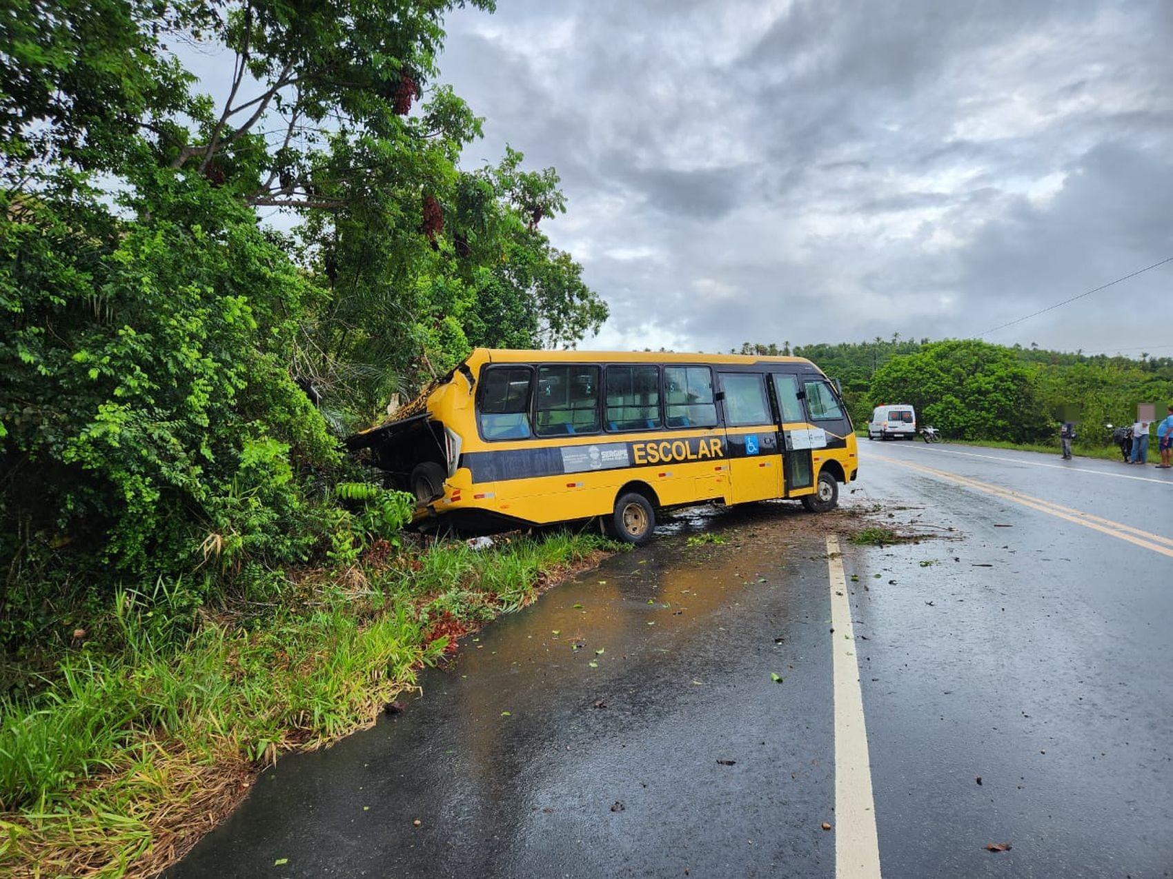 Ônibus escolar capota e motorista fica ferido na SE-100, em Indiaroba