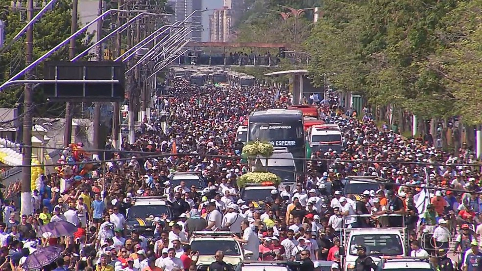 Milhares de fiéis acompanham a mais longa das 14 procissões do Círio de Nazaré, em Belém — Foto: Reprodução/TV Globo