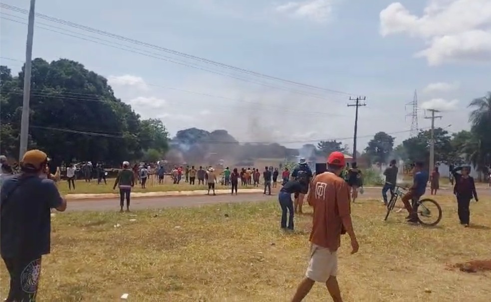 Confronto entre indígenas e policiais militares. — Foto: Reprodução