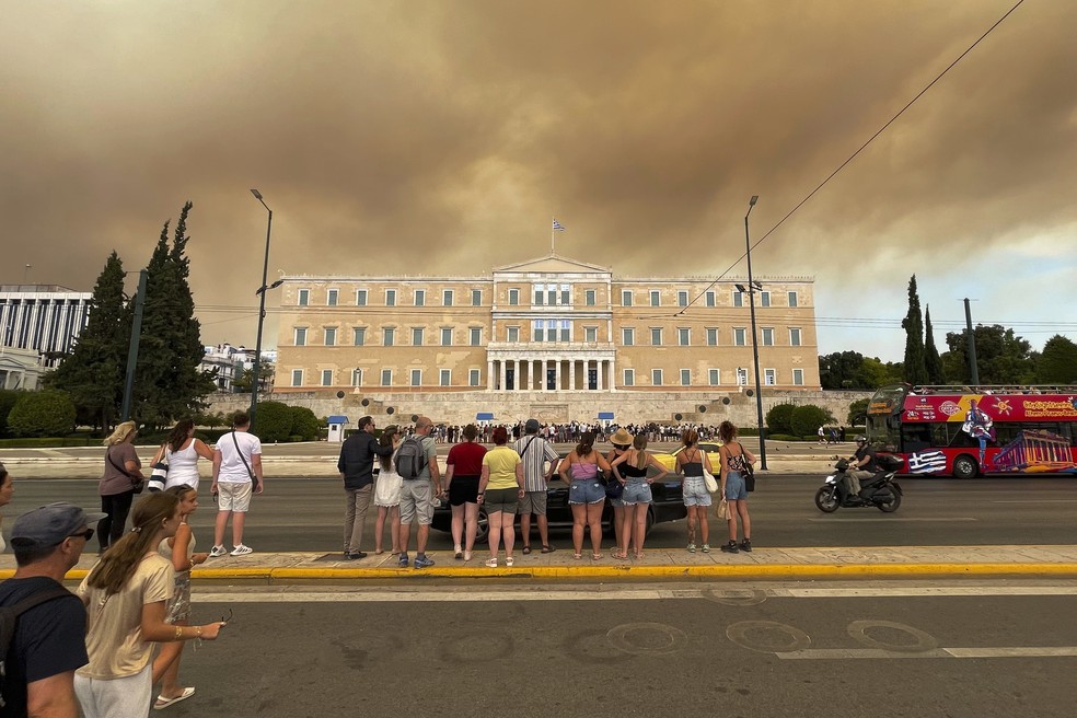 Fumaça escurece o céu sobre o prédio do parlamento grego durante incêndio florestal. — Foto: Derek Gatopoulos/AP News