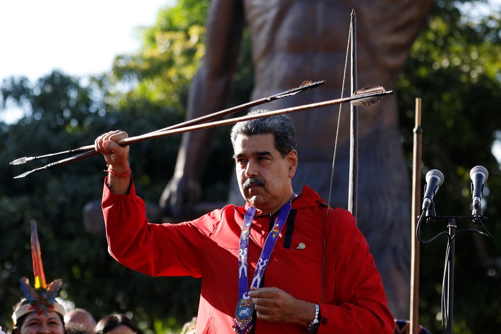O presidente da Venezuela, Nicolás Maduro, segura flechas enquanto participa de uma manifestação para marcar o Dia da Resistência Indígena, em Caracas — Foto: Leonardo Fernandez Viloria/Reuters