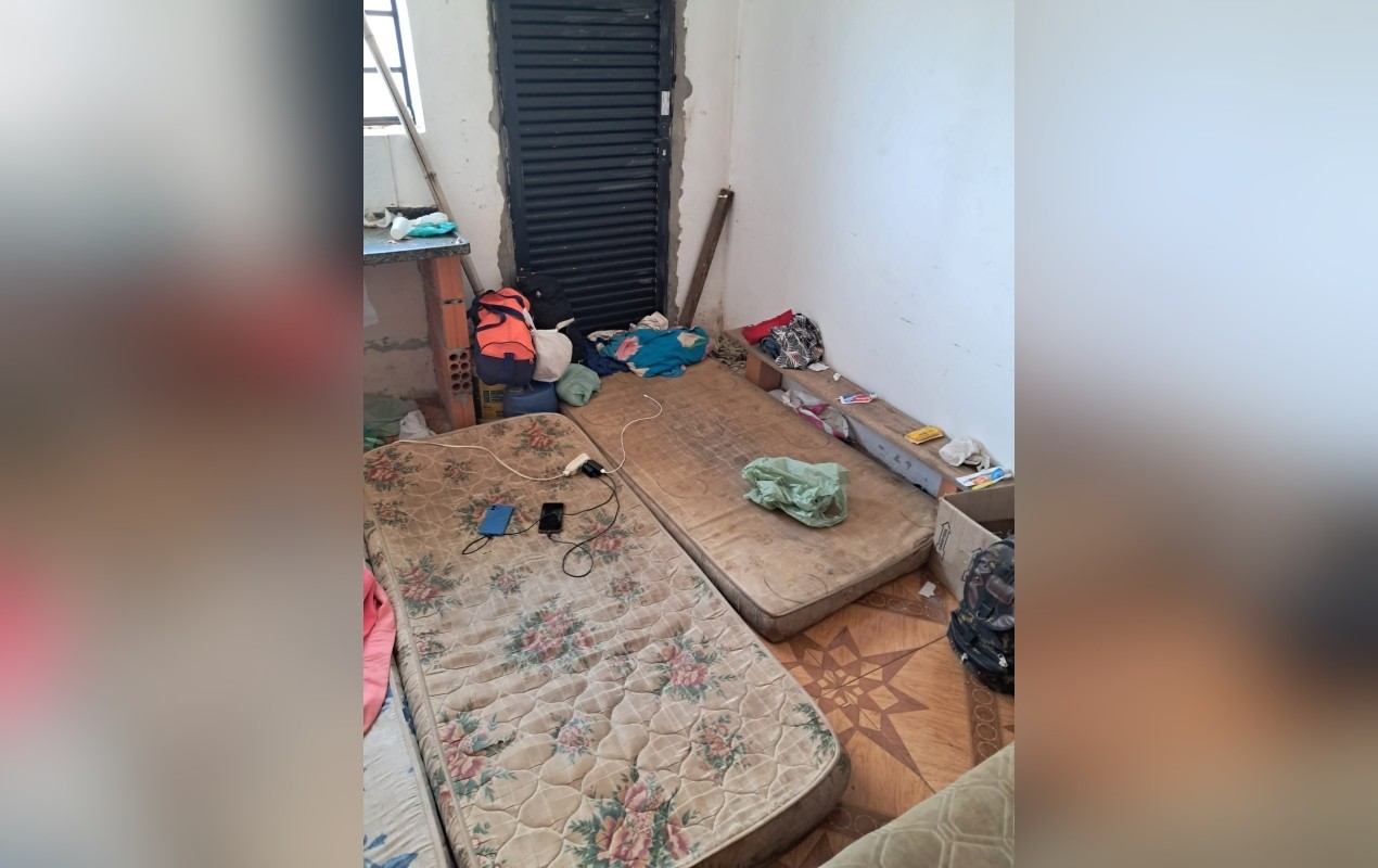 Doze trabalhadores em condições análogas à escravidão são resgatados de fazenda de laranja no interior de SP