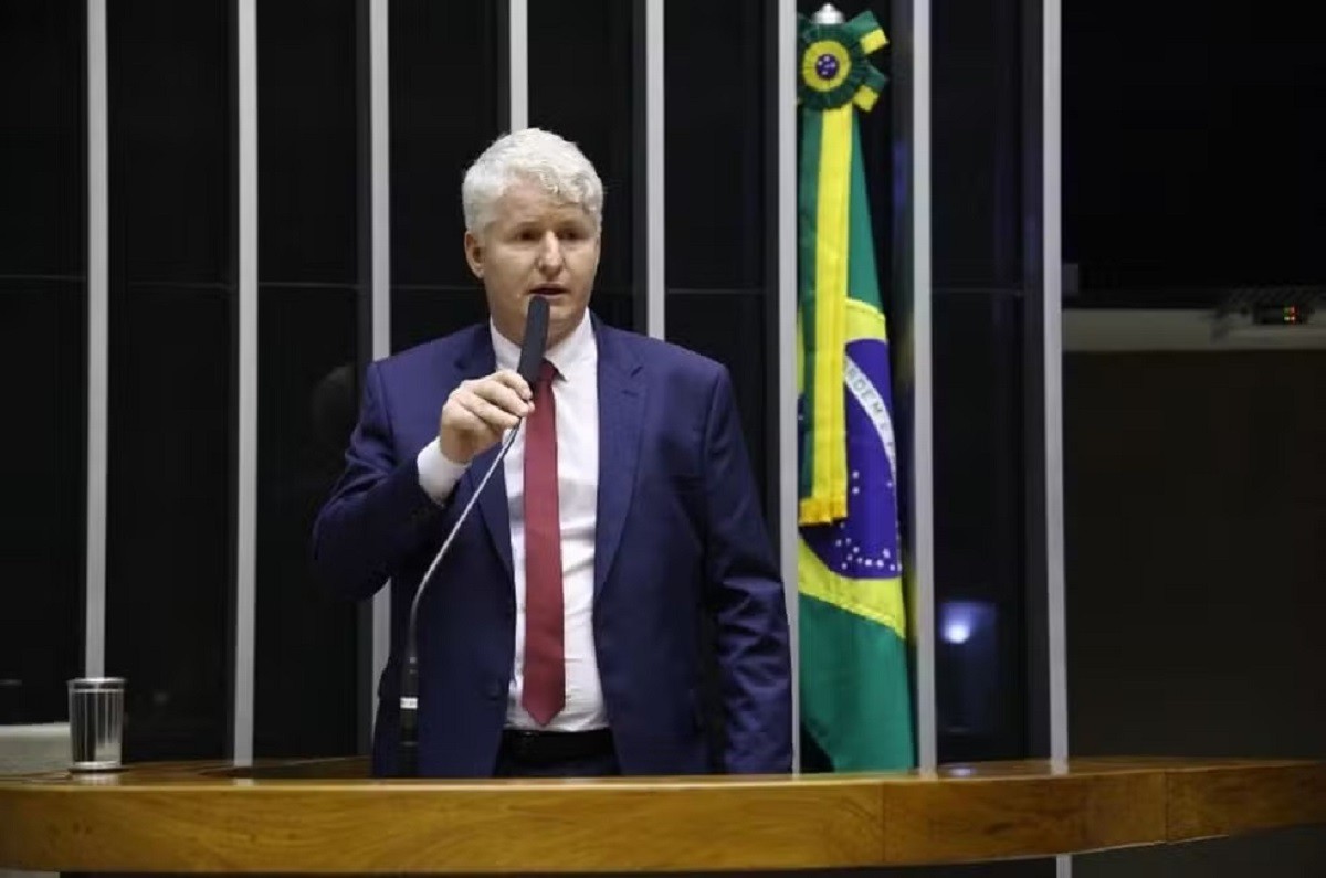 Prefeito é denunciado por contratar 157 servidores temporários mesmo com concurso vigente em MG