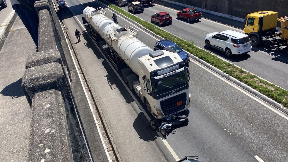 Polícial militar morre atropelado por carreta, em João Pessoa — Foto: Antônio Vieira/TV Cabo Branco