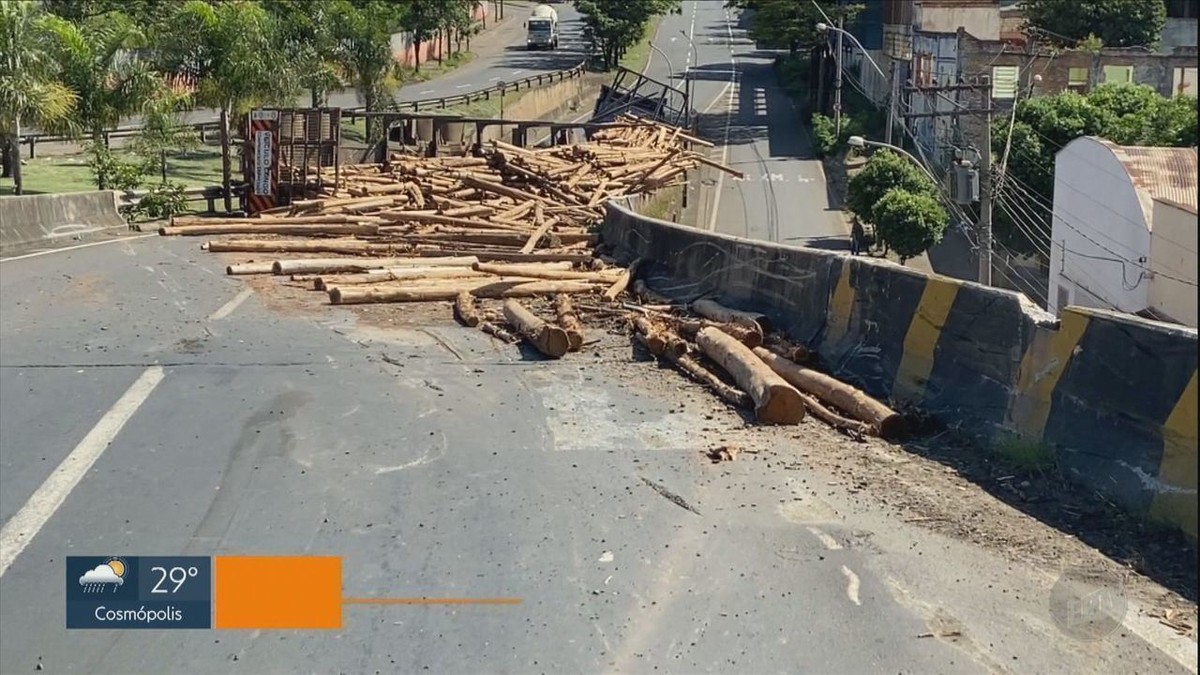 Carreta Carregada Com Madeira Tomba Em Viaduto E Interdita Avenida Em ...