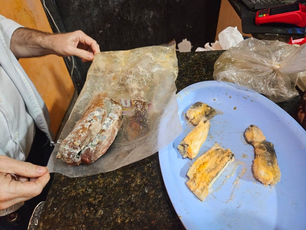 Alimento mofado foi encontrado na pastelaria — Foto: Visa