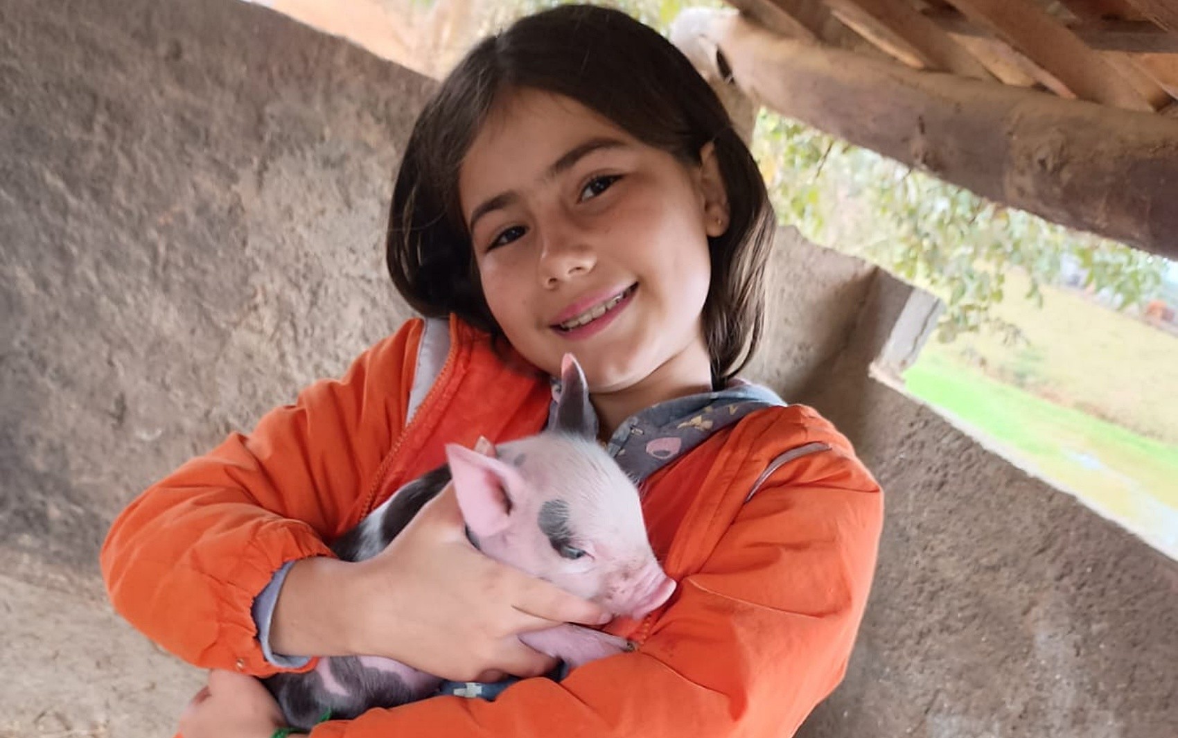 Secagem do café, ordenha e vacinação de animais: menina conquista seguidores ao mostrar rotina em fazenda de MG