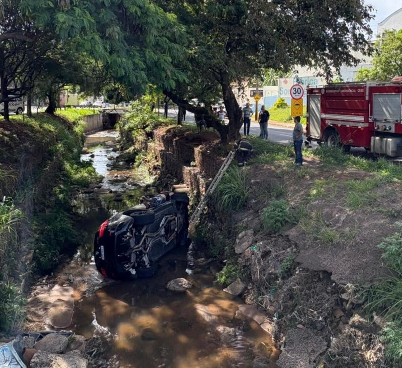 VÍDEO: mecânico fica ferido após cair em córrego com carro BMW do cliente no interior de SP