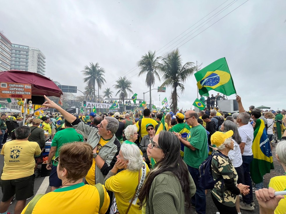 Manifestação reúne grupos de direita em Copacabana — Foto: Leslie Leitão/TV Globo
