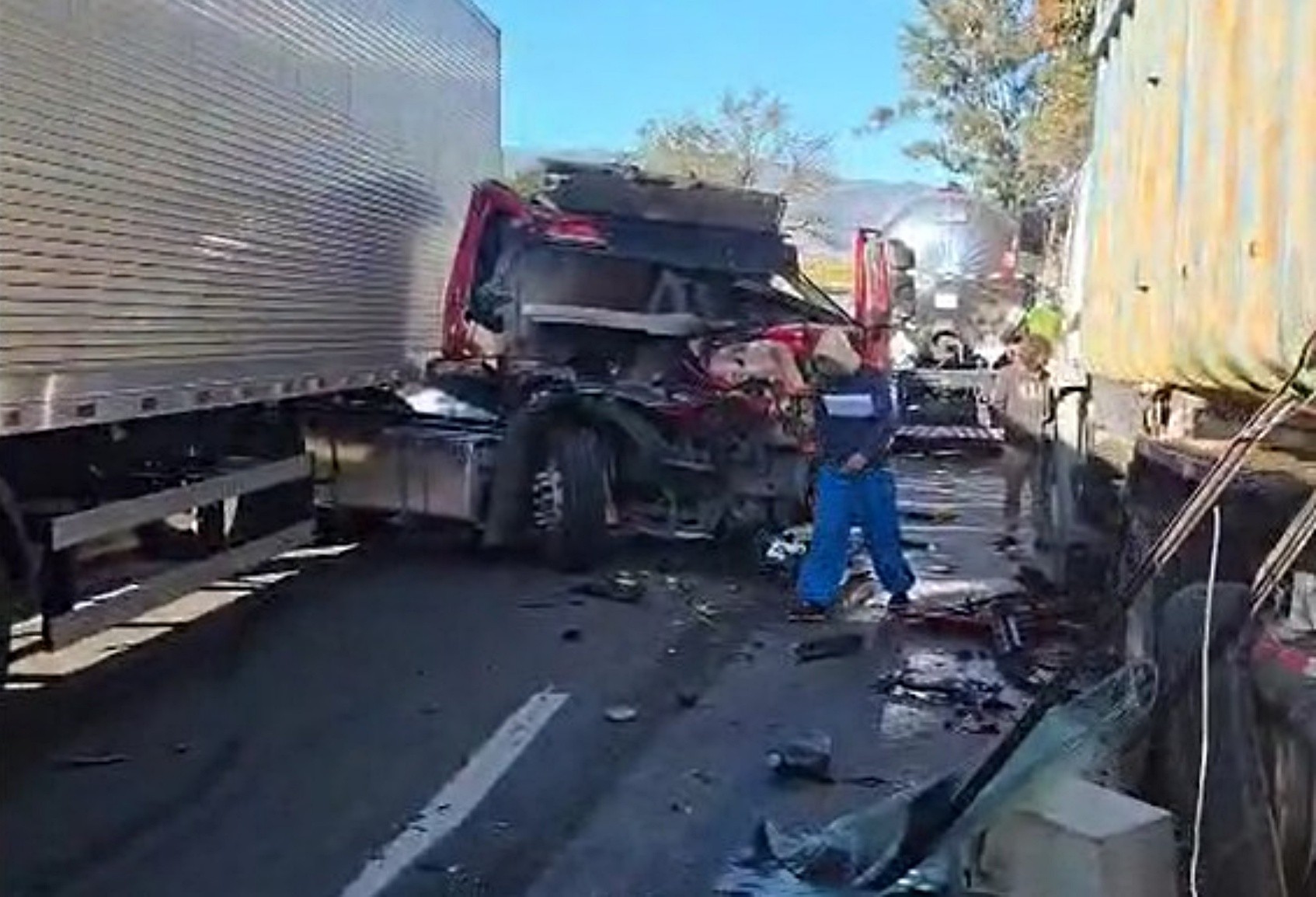 Pista da Rodovia Fernão Dias fica totalmente bloqueada após engavetamento de carretas 
