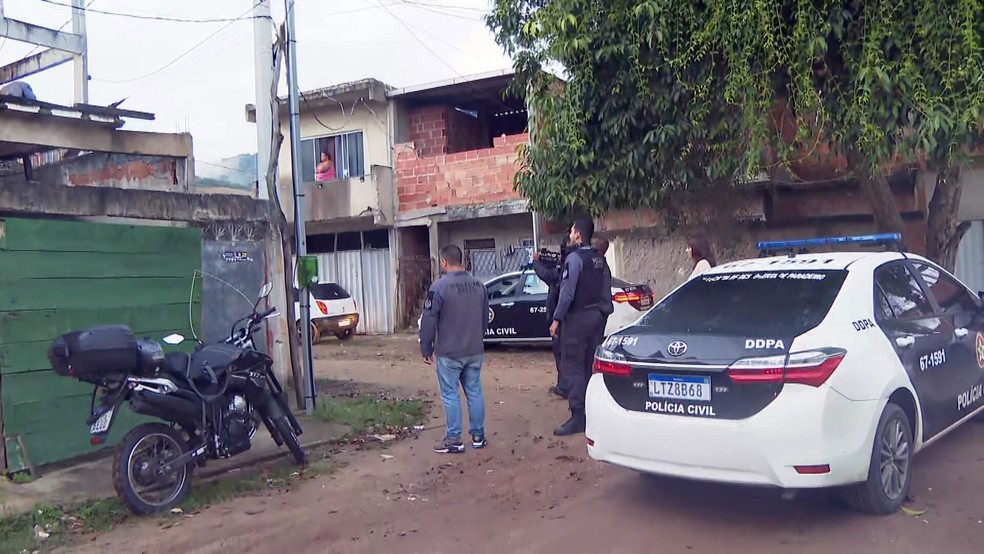 Agentes da Delegacia de Descoberta de Paradeiros buscam Bruno e Jeander em Paciência — Foto: Betinho Casas Novas/TV Globo
