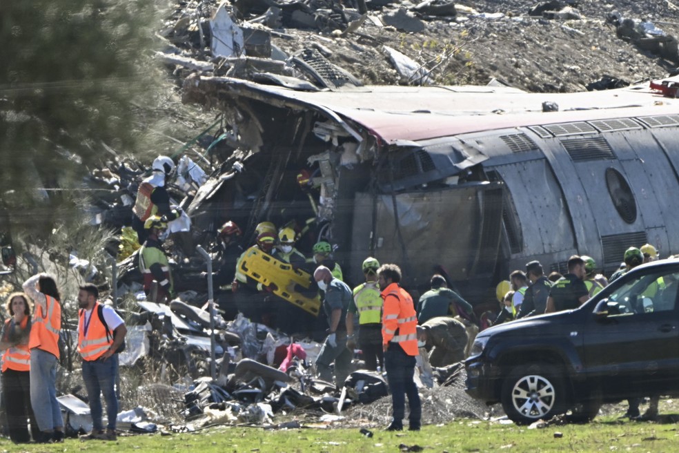 Equipes resgatam vítimas de colisão entre trens de alta velocidade em Urda, na Espanha, no dia 28 de outubro de 2026 — Foto: Javier Soriano/AFP