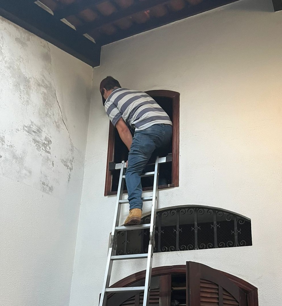 Thiago se escondeu em um compartimento no teto. — Foto: Reprodução