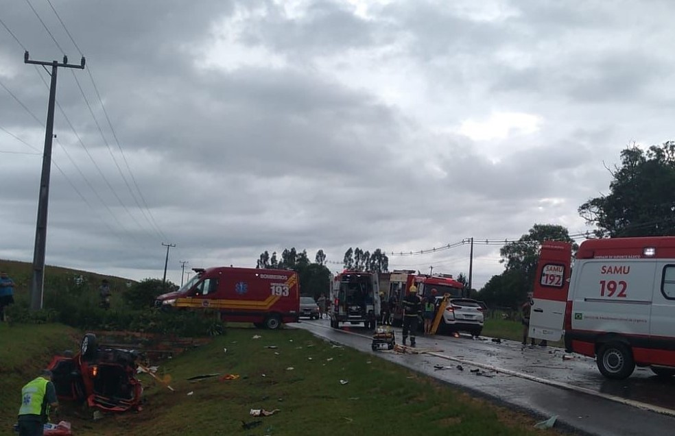 Quatro pessoas morreram após acidente em Canoinhas — Foto: Corpo de Bombeiros/ Divulgação