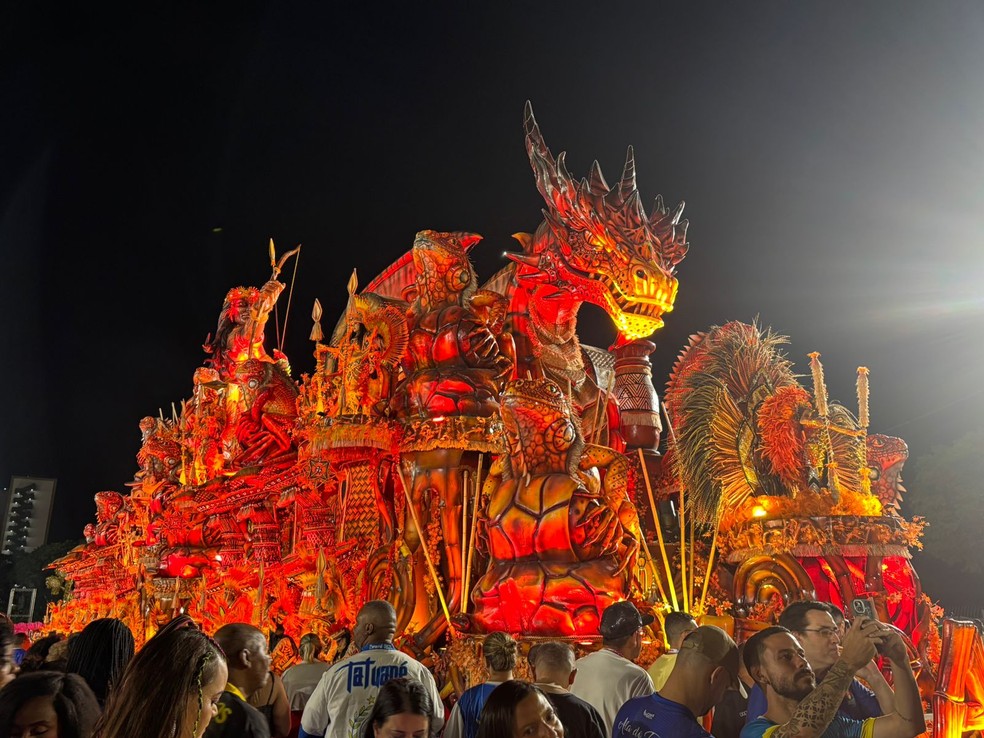 Carro abre-alas da Dragões da Real no desfile de SP em 2026 — Foto: Letícia Dauer/g1