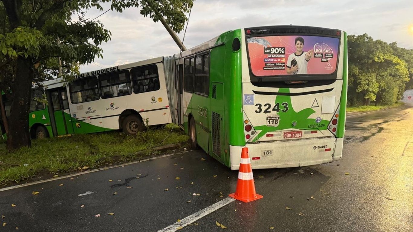 Ônibus bate em poste em Campinas após derrapar em pista molhada, diz Emdec