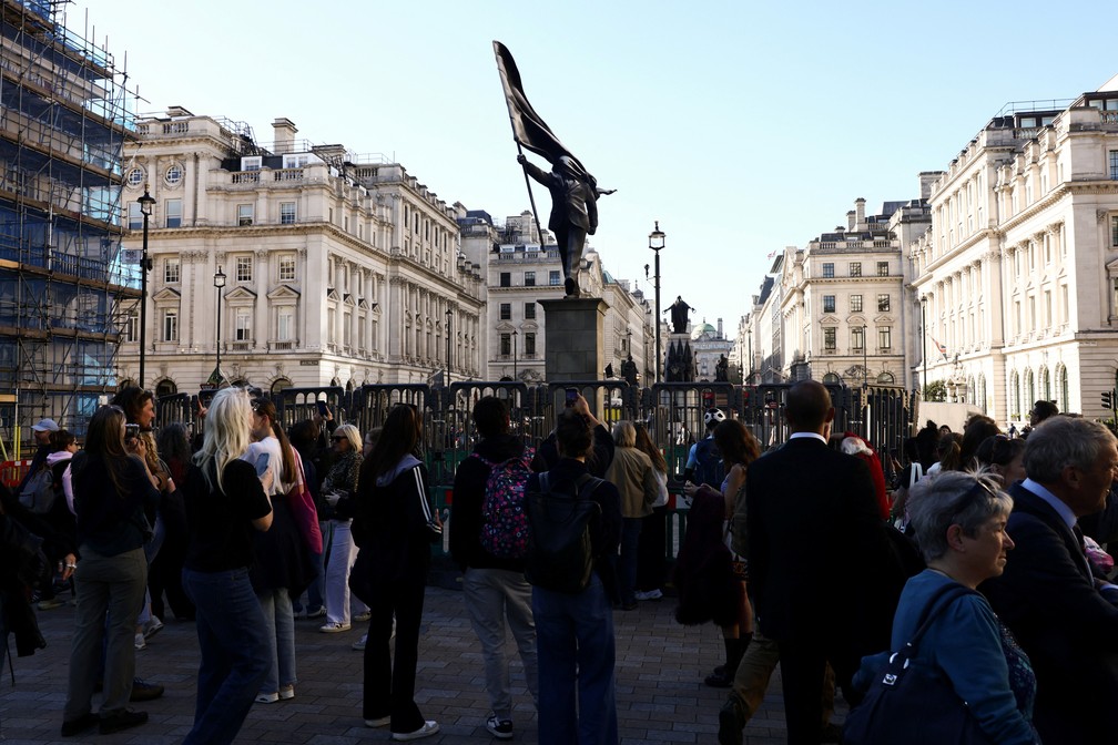 Banksy instala estátua de homem empunhando bandeira no centro de Londres — Foto: REUTERS/Jack Taylor
