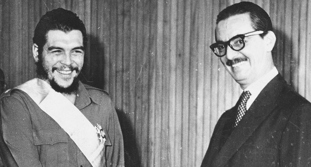 Che Guevara (à esquerda) e Jânio Quadros (à direita) em Brasília, em 1961. — Foto: Acervo O Globo