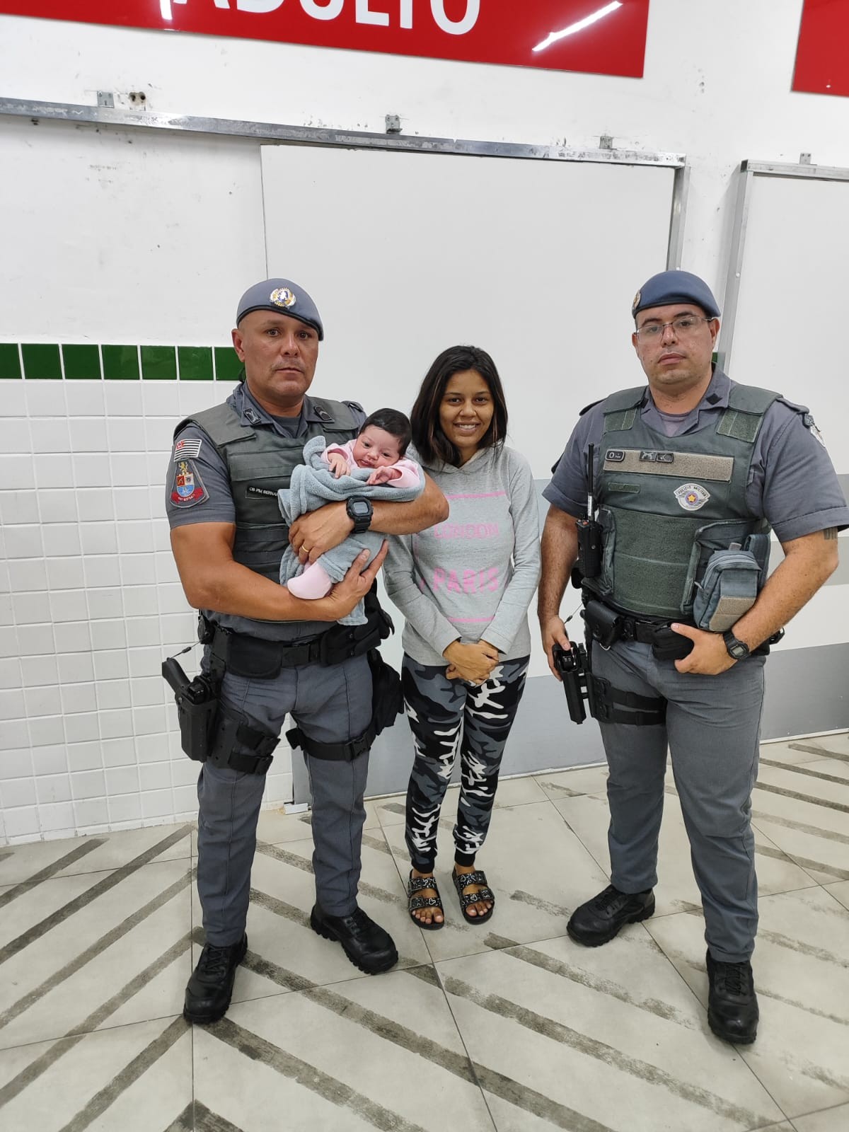 Bebê recém-nascida engasga com leite e é salva por policiais militares no litoral de SP