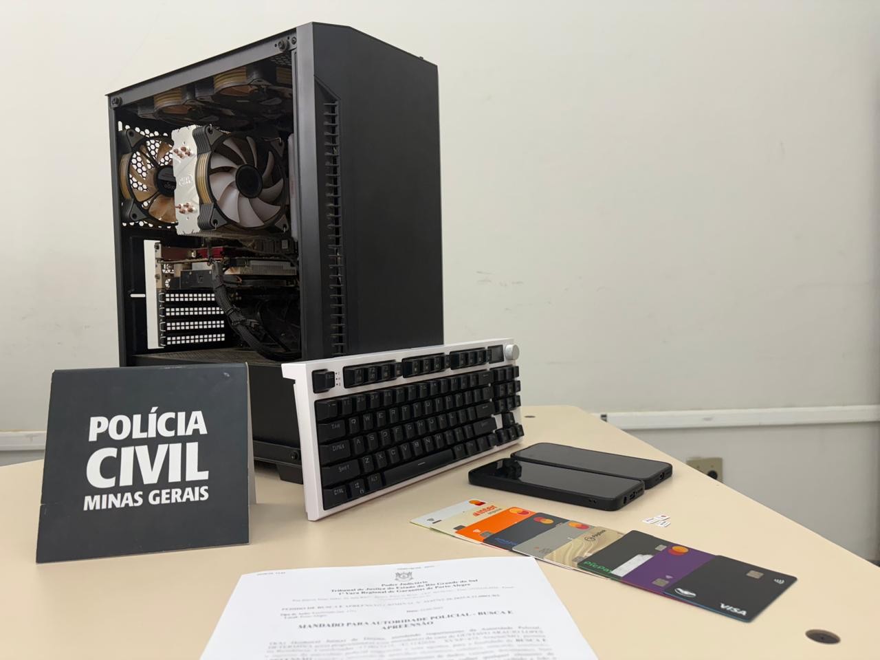 Golpe do 'falso advogado': Computador, celulares e cartões são apreendidos durante operação em Araçuaí