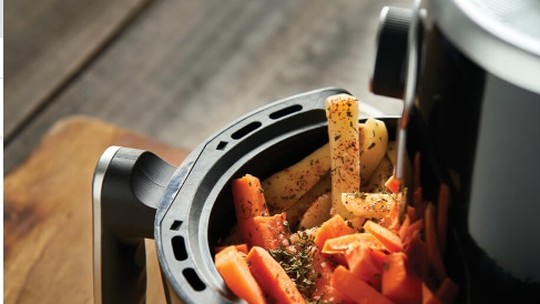 'Primeira' airfryer tinha o tamanho de um canil e era de madeira com tela de galinheiro; conheça a história do aparelho - Inventada na Holanda e lançada no Brasil em 2011, a airfryer era cara e vendida como um produto de luxo no começo. Mesmo assim, conseguiu se tornar um fenômeno de vendas.