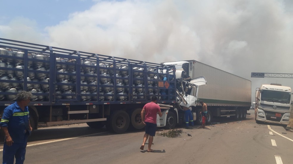 Acidente com vários veículos de carga e de passeio acontece na BR-135, em Bacabeira; há vítimas entre ferragens — Foto: Divulgação/Redes sociais