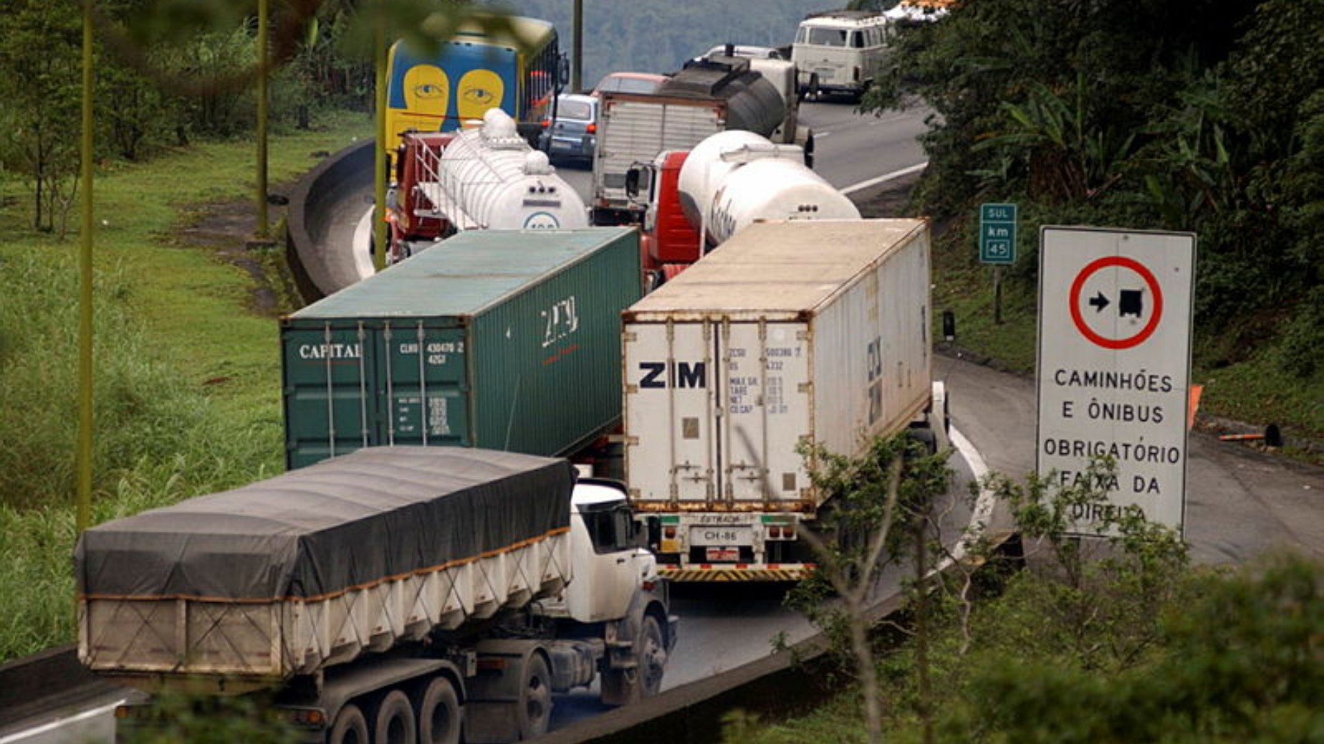 Anchieta: aumento de acidentes em feriados preocupa motoristas que dividem espaço com caminhões