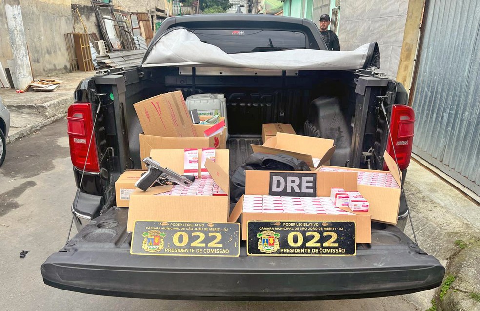 Carro do vereador Aquino, de Meriti, tinha caixas de remédios e uma arma — Foto: Reprodução