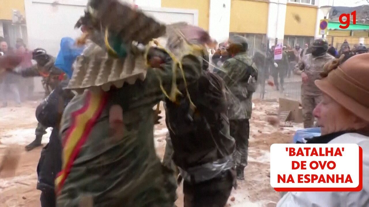 VÍDEO: Foliões travam 'guerra' de ovos e farinha em cidade na Espanha