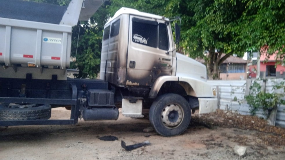 Caminhão teve a parte lateral danificada — Foto: Polícia Civil