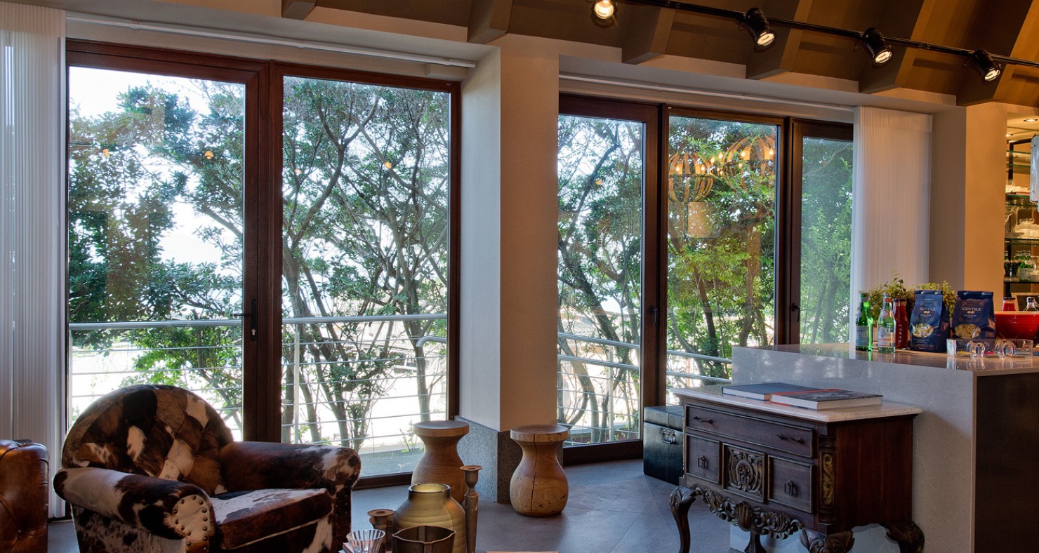 Segurança discreta, portas e janelas que protegem sem pesar na fachada