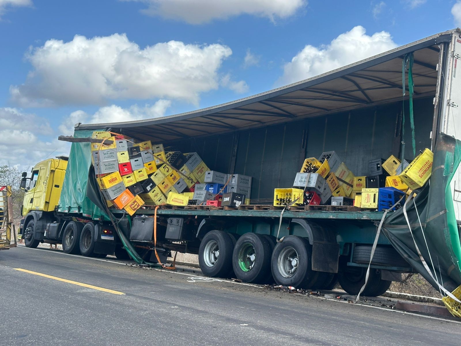 Caminhão carregado com cerveja se envolve em acidente e tem parte da carga saqueada na BR-304 em Mossoró