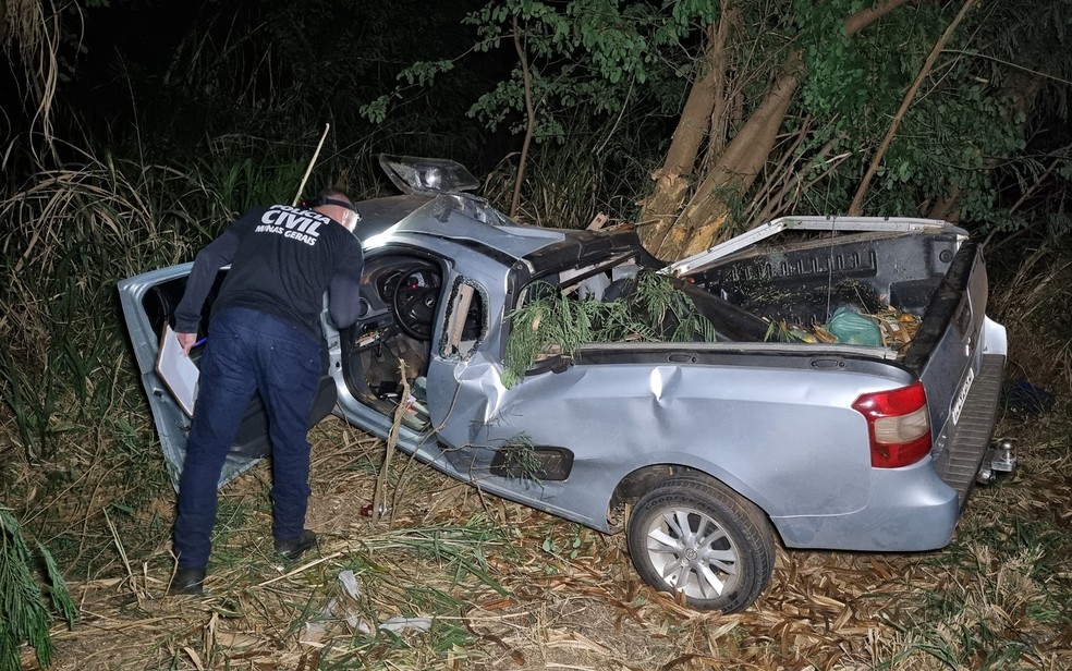 Casal morre após capotar caminhonete e bater em árvore na MG-446, em Alpinópolis — Foto: Hélder Almeida