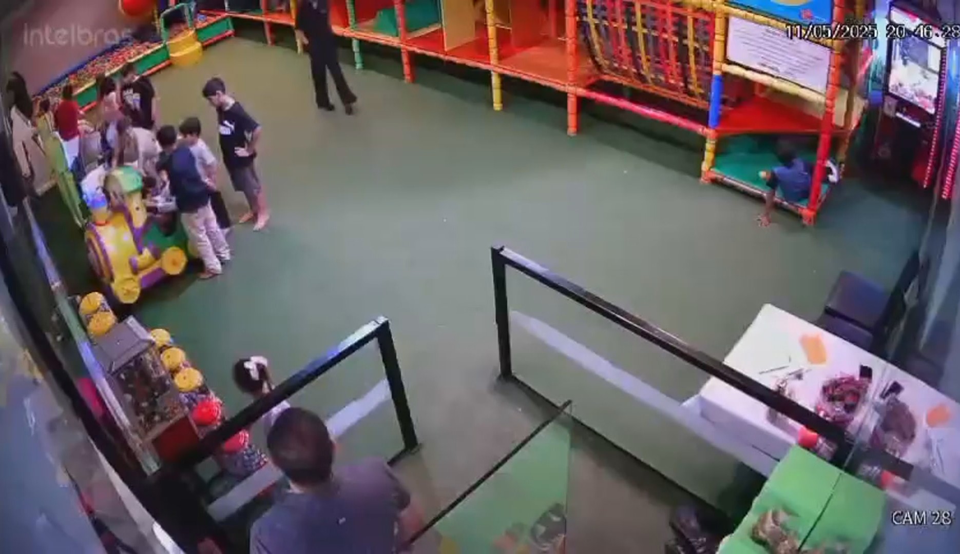 VÍDEO: Homem agride criança em brinquedoteca de  restaurante em Brasília