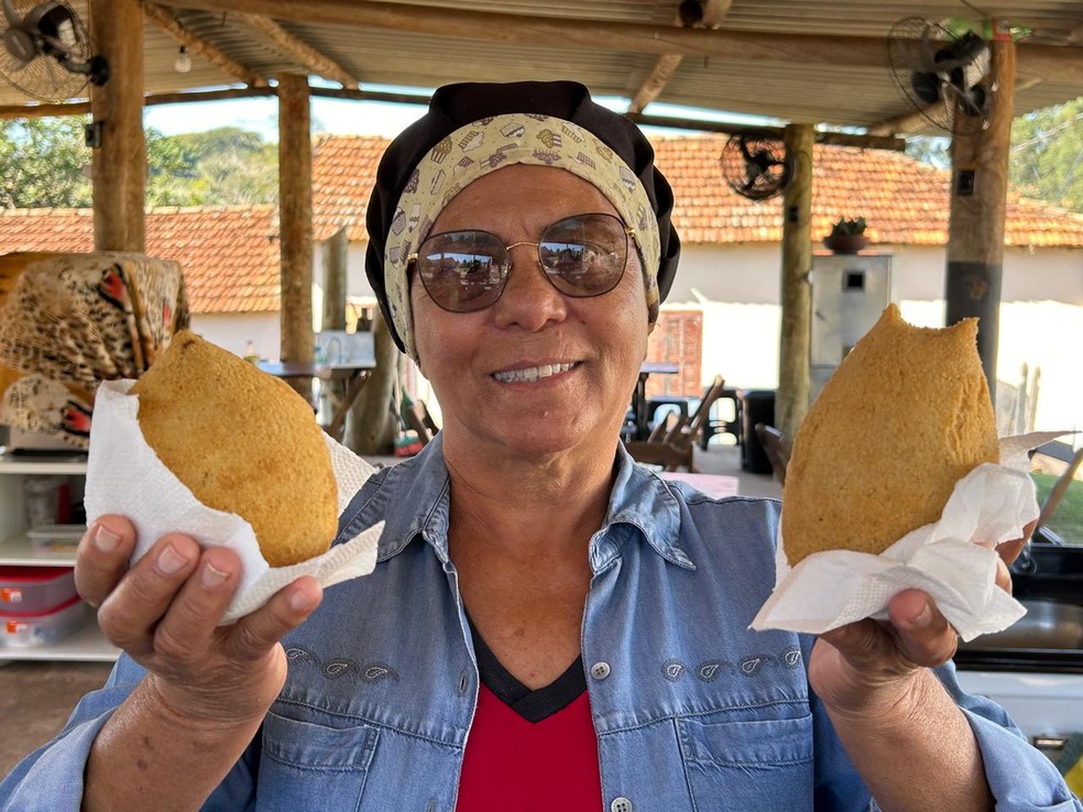 Bel da Coxinha saiu de Matão e está feliz da vida em Gavião Peixoto vendendo coxinhas de "peso" | Foto: Amanda Rocha/g1