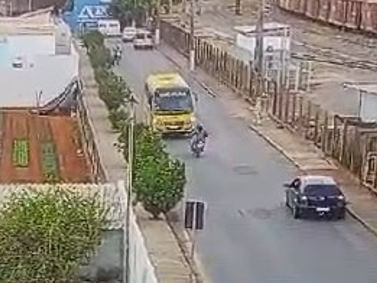 Em baixa velocidade, moto e micro-ônibus escolar batem de frente em MG; veja vídeo