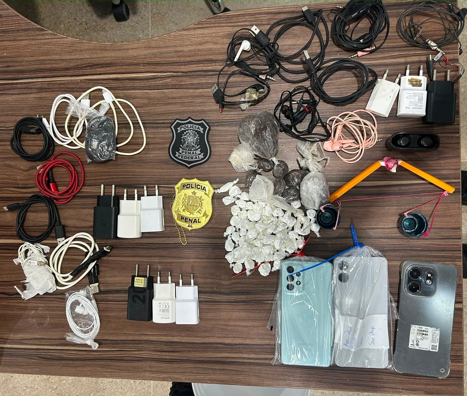 Operação Mute apreende celulares, drogas e armas artesanais em presídios de Alagoas