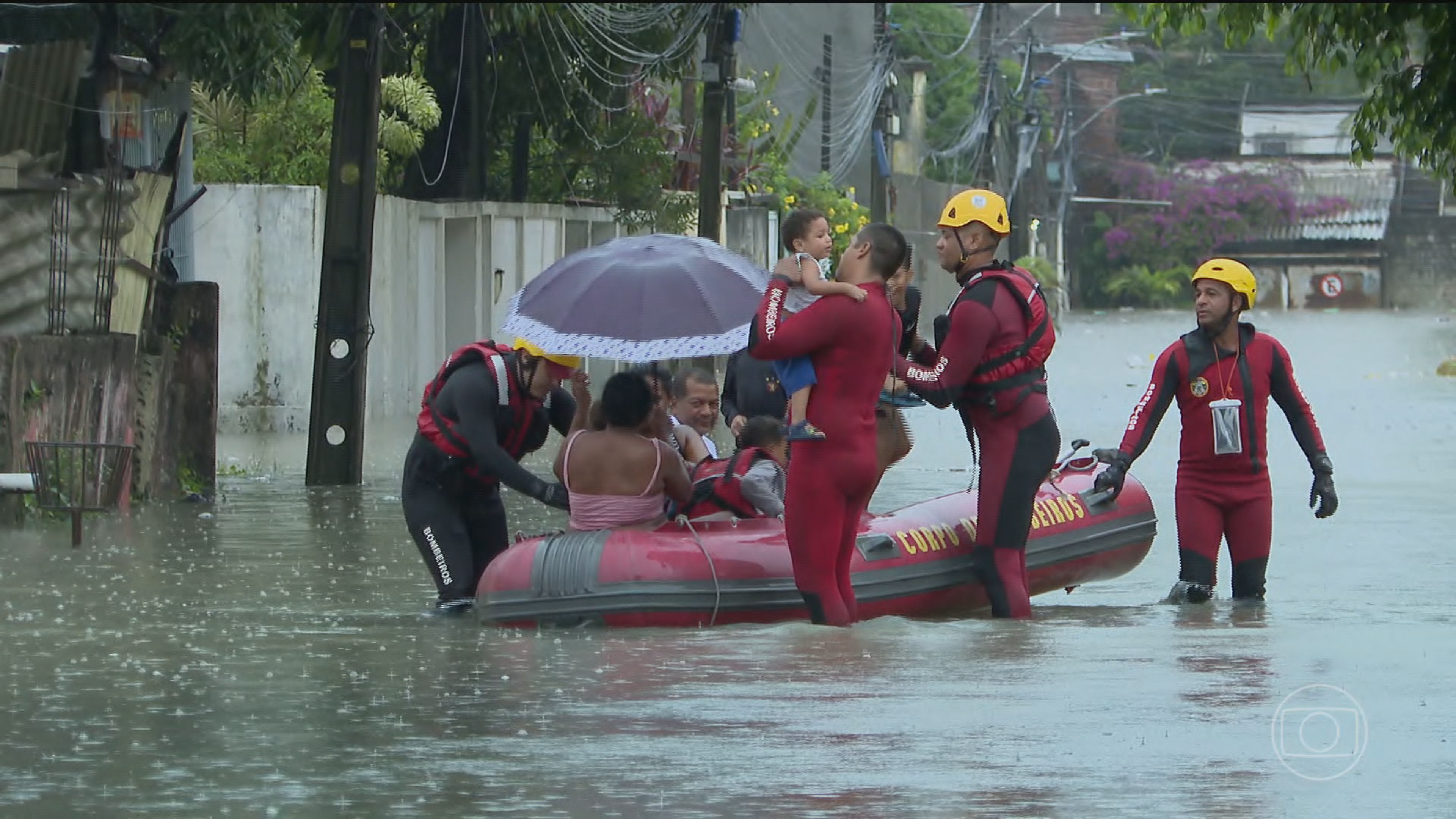 No Recife (PE), 2 pessoas morrem em desabamento de casarão