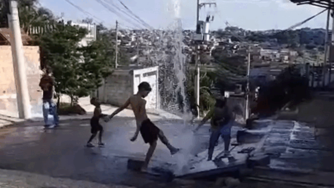 Cano da Sabesp estoura e forma chafariz em rua de Itaquaquecetuba