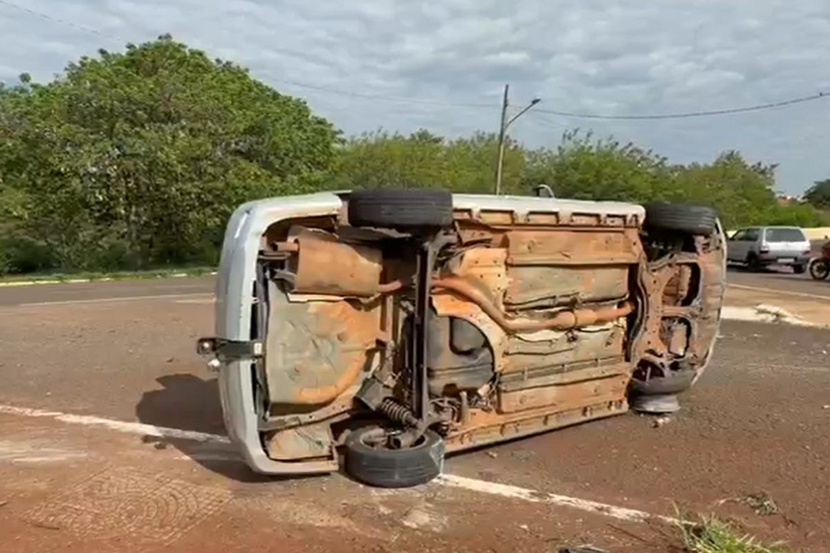 Carro capota depois de pneu estourar ao passar por buraco em Campo Grande