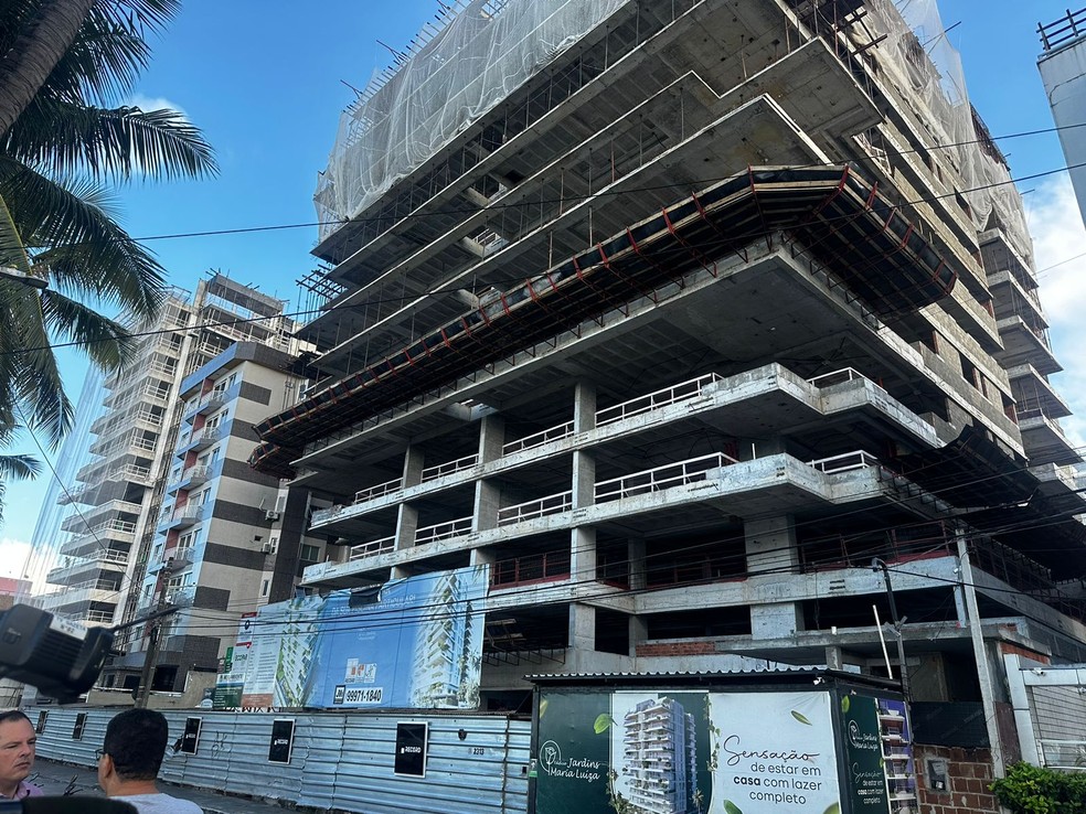 Barra de ferro cai de prédio em construção em Maceió — Foto: Nick Marone/TV Gazeta