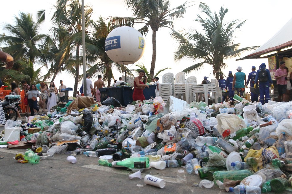 Após réveillon, 61 toneladas de lixo são recolhidas na orla do Recife | G1