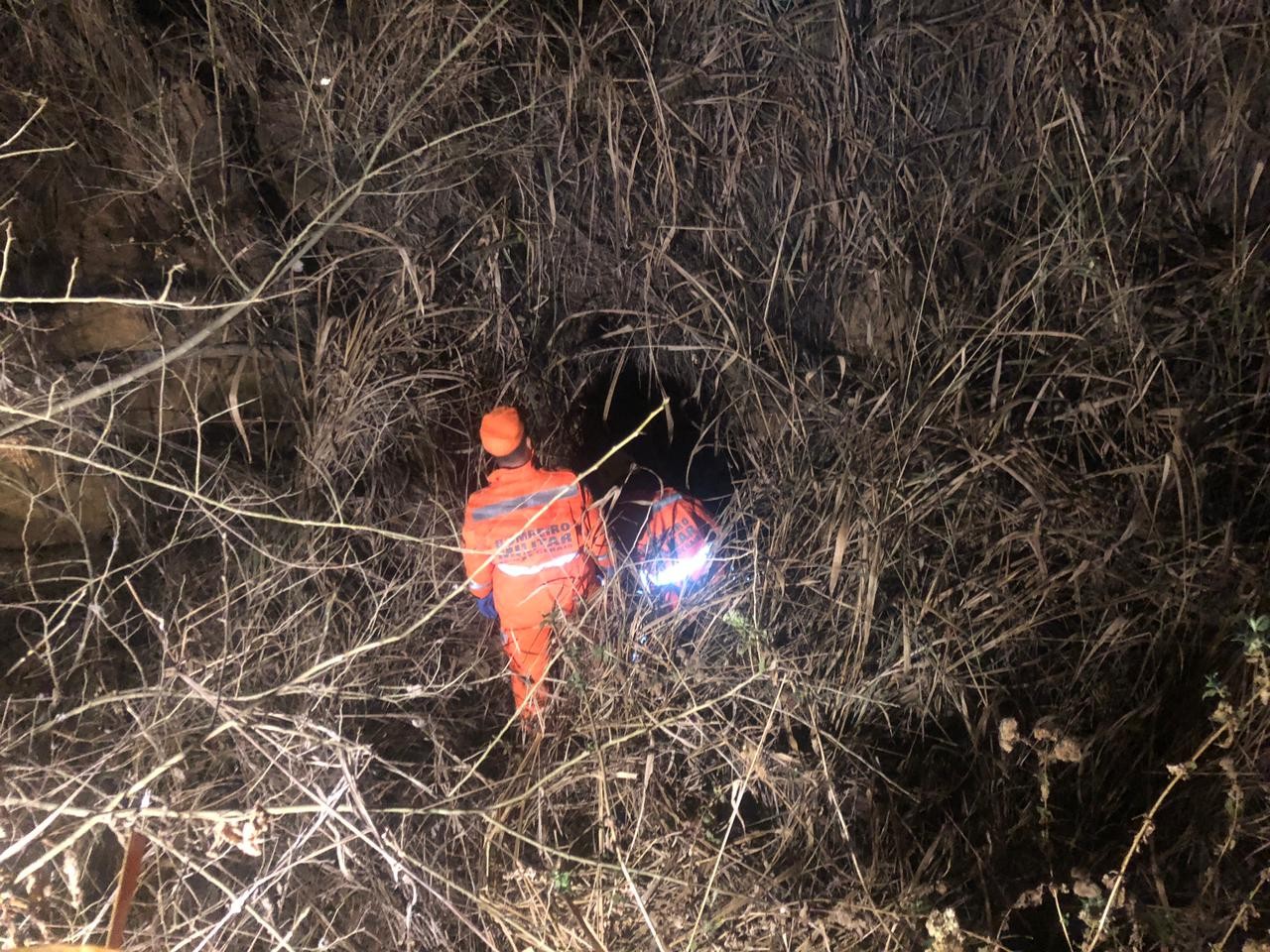 Bombeiros resgatam homem em buraco de dois metros às margens da BR-365, em Montes Claros