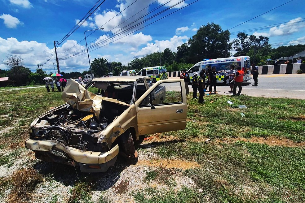 Caminhonete destru&iacute;da ap&oacute;s menino de 11 anos atropelar grupo de monges em peregrina&ccedil;&atilde;o na Tail&acirc;ndia em 2 de julho de 2026. &mdash; Foto: Funda&ccedil;&atilde;o Udon Sawang Metha VR/Nong Harn rescue team via AFP
