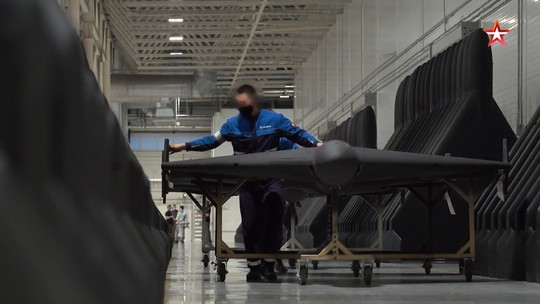 Rússia tem usado adolescentes para fabricar drones 'kamikaze' e atacar a Ucrânia