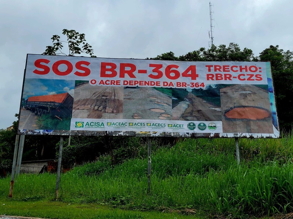 Outdoor colocado na estrada pede que a BR-364 seja recuperada  — Foto: Bruno Vinicius/Rede Amazônica Acre