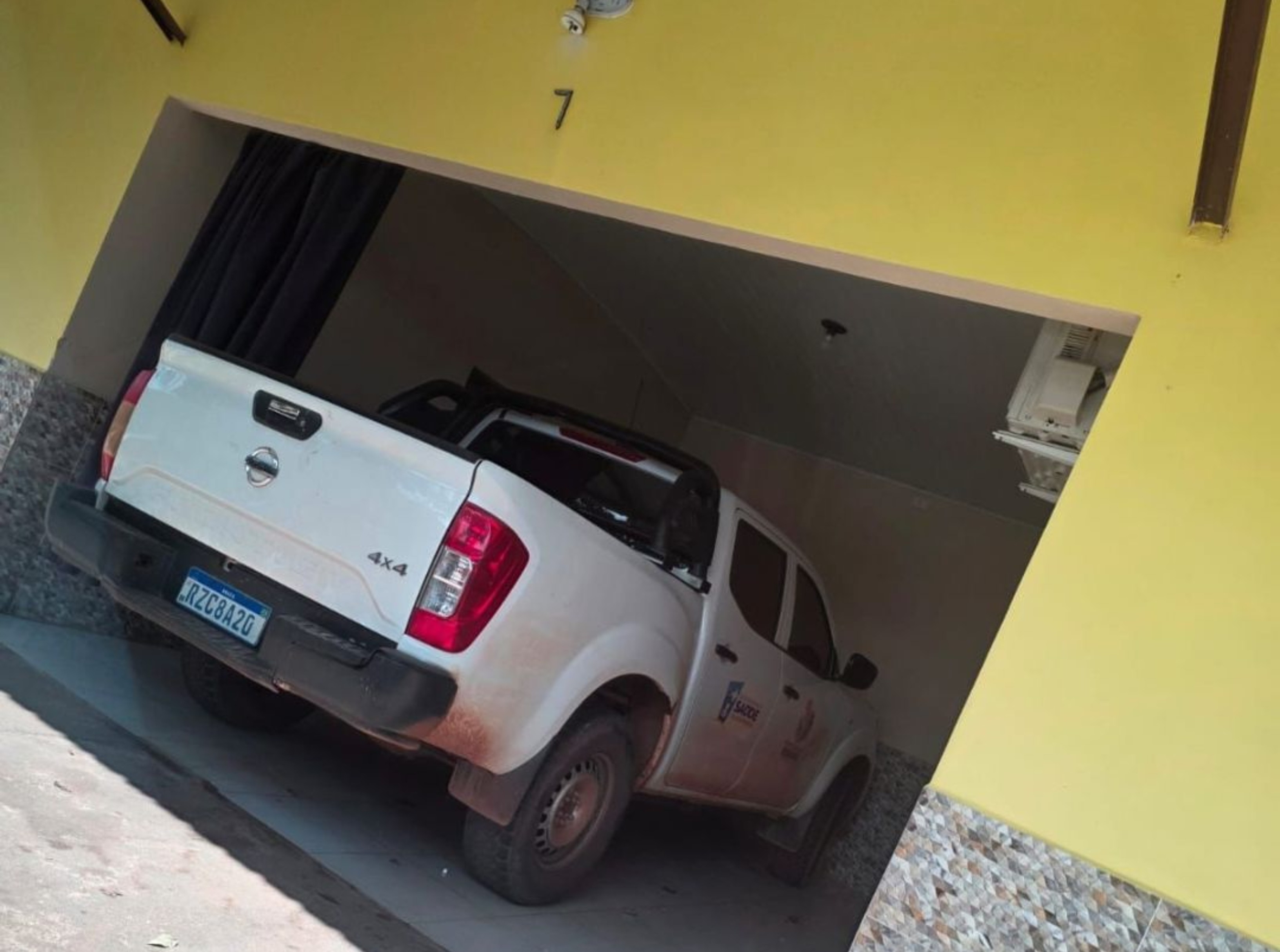 Carro oficial da prefeitura de Normandia é visto em motel em Boa Vista