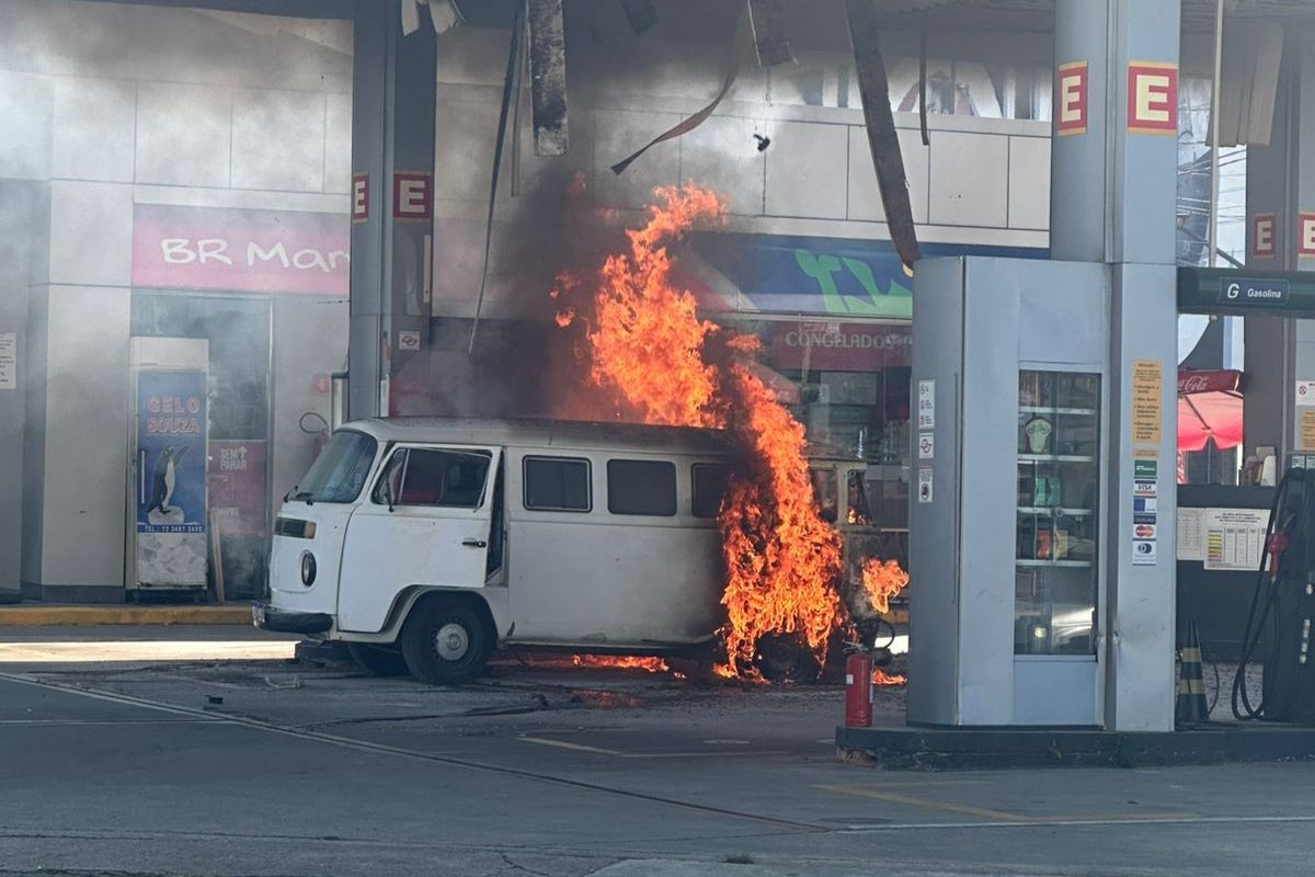 Kombi pega fogo após abastecer em posto de combustíveis no litoral de SP