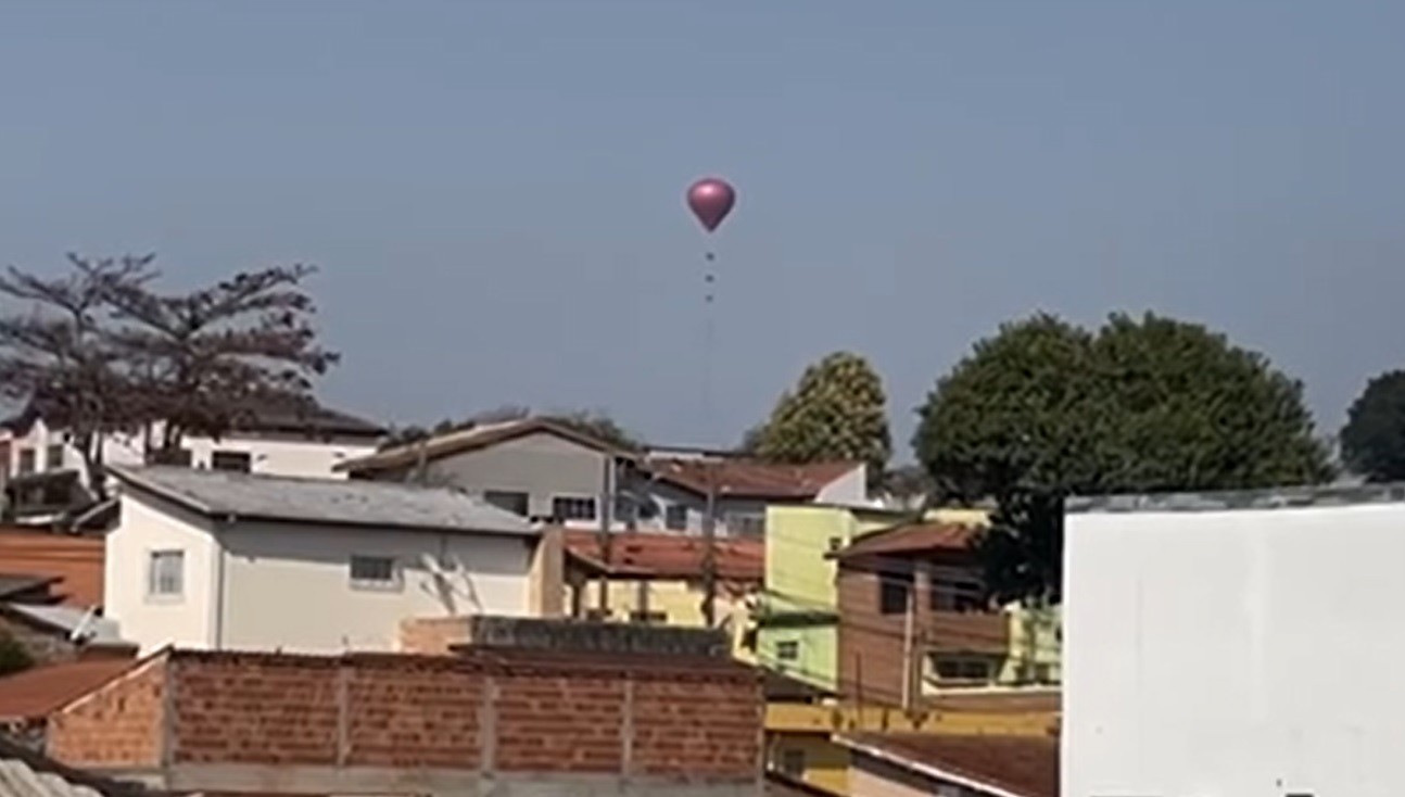 Balão sobrevoa centro de São José dos Campos, e suspeitos de terem soltado são levados para delegacia